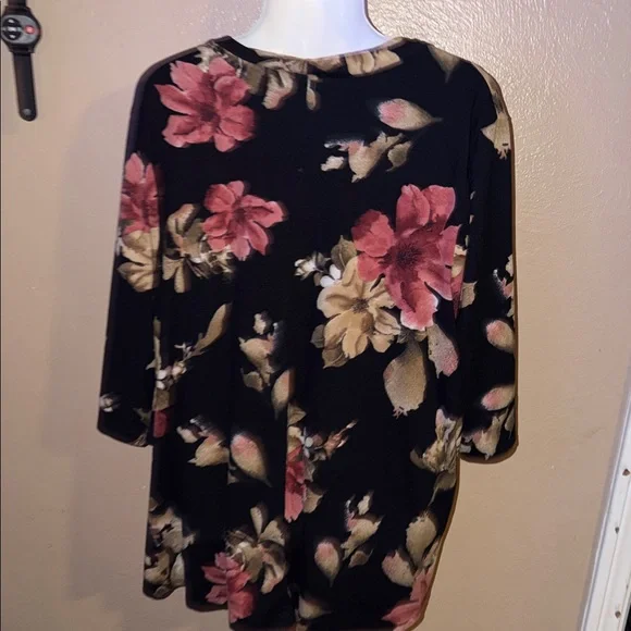 Floral Keyhole Women's Top 2X - Picture 5 of 7